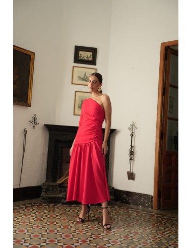 Vestido asimétrico de una sola manga con hombro pronunciado. Con Abertura lateral y falda con vuelo terminada con un gran volant