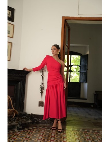 Vestido asimétrico de una sola manga con hombro pronunciado. Con Abertura lateral y falda con vuelo terminada con un gran volant