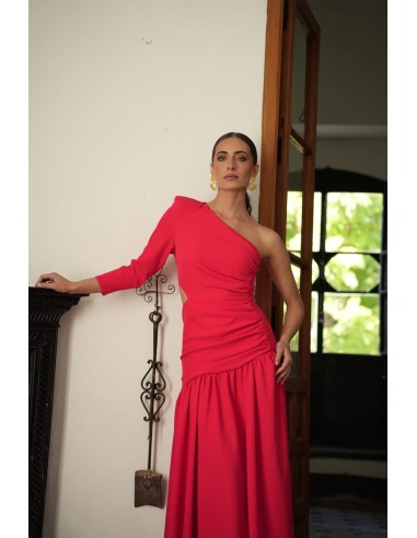 Vestido asimétrico de una sola manga con hombro pronunciado. Con Abertura lateral y falda con vuelo terminada con un gran volant