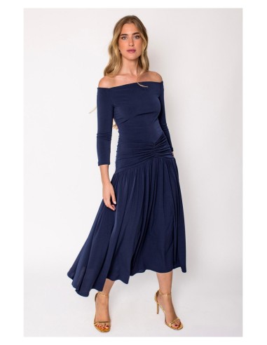 Un vestido midi con escote bardot y mangas tres cuartos. Destaca por su vuelo en el bajo que aporta movimiento y gracia.