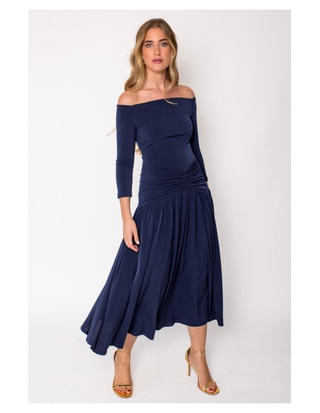 Un vestido midi con escote bardot y mangas tres cuartos. Destaca por su vuelo en el bajo que aporta movimiento y gracia.