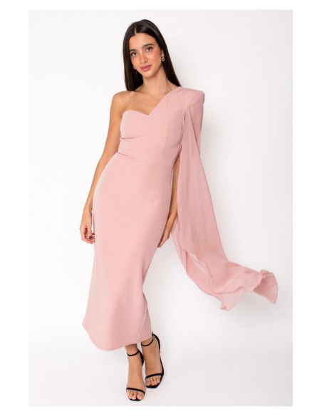 Vestido asimétrico con capa de gasa en el hombro izquierdo.