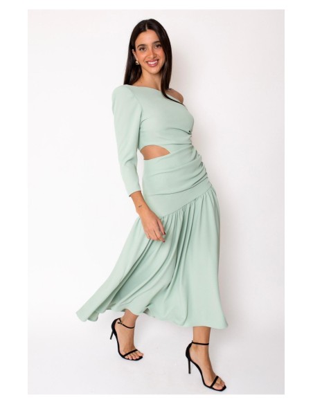 Vestido asimétrico de una sola manga con hombro pronunciado. Con Abertura lateral y falda con vuelo terminada con un gran volant