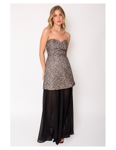 Vestido con capa y bajo en gasa cuerpo brocado con mini lentejuelas. Forro interior satinado.