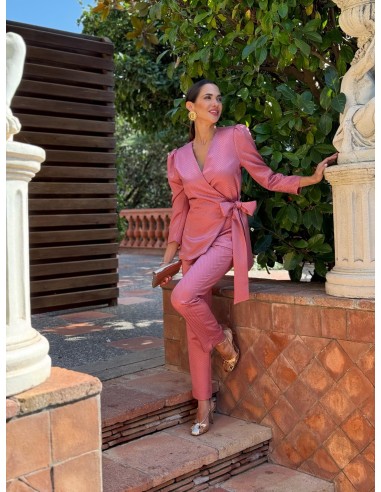 Conjunto brocado dos piezas con chaqueta cruzada y pantalón recto.