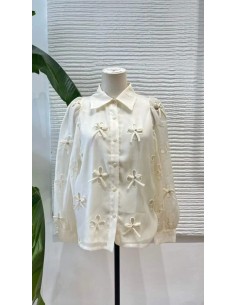 Camisa cuello camisero de lazos y pedrería con tejido fluido de manga larga. Cierre mediante botones delanteros. 2