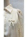 Camisa cuello camisero de lazos y pedrería con tejido fluido de manga larga. Cierre mediante botones delanteros.