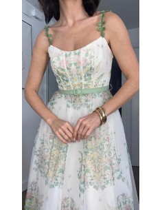 Vestido midi vuelo estampado de tul con detalle de tirantes pétalos bordados. Cierre mediante cremallera invisible lateral. Fald