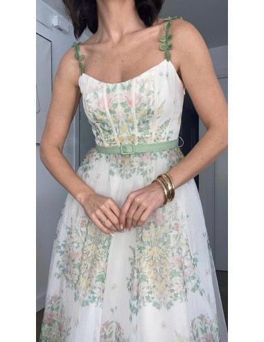 Vestido midi vuelo estampado de tul con detalle de tirantes pétalos bordados. Cierre mediante cremallera invisible lateral. Fald