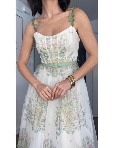 Vestido midi vuelo estampado de tul con detalle de tirantes pétalos bordados. Cierre mediante cremallera invisible lateral. Fald
