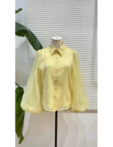 Camisa en gasa con botones y cuello camisero de manga larga abullonada. Forro interior.