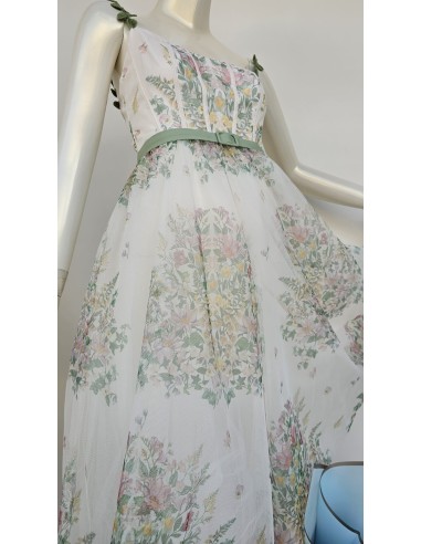 Vestido midi vuelo estampado de tul con detalle de tirantes pétalos bordados. Cierre mediante cremallera invisible lateral. Fald
