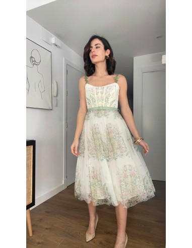 Vestido midi vuelo estampado de tul con detalle de tirantes pétalos bordados. Cierre mediante cremallera invisible lateral. Fald