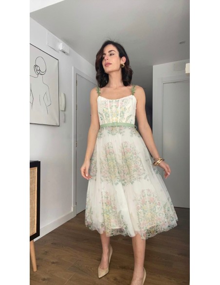 Vestido midi vuelo estampado de tul con detalle de tirantes pétalos bordados. Cierre mediante cremallera invisible lateral. Fald