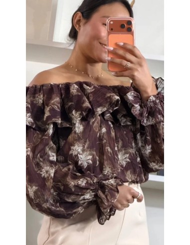 Camisa con hombros al aire en tejido fluido con corte abullonado y manga larga.