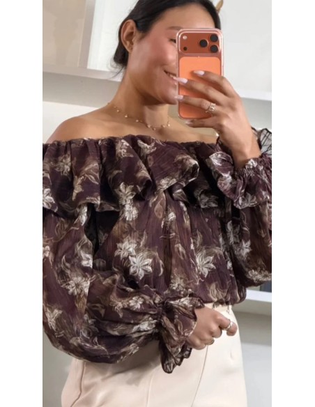 Camisa con hombros al aire en tejido fluido con corte abullonado y manga larga.