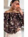 Camisa con hombros al aire en tejido fluido con corte abullonado y manga larga.
