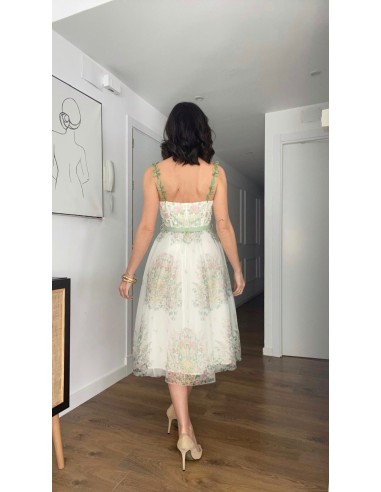 Vestido midi vuelo estampado de tul con detalle de tirantes pétalos bordados. Cierre mediante cremallera invisible lateral. Fald