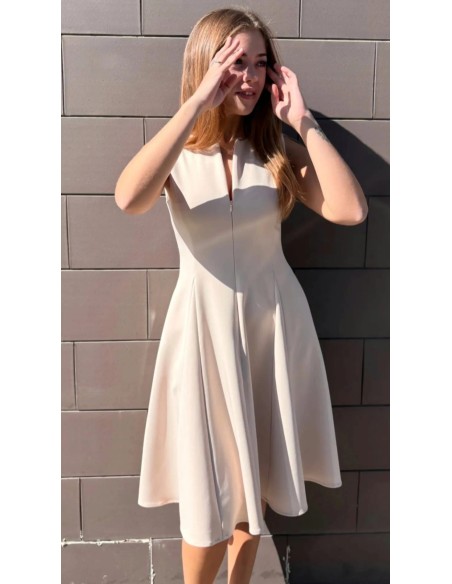 Vestido midi con tejido fluido y manga sisa. Cierre mediante cremallera invisible delantera.