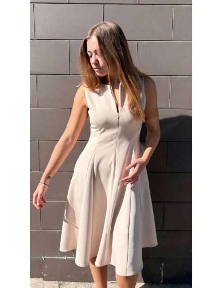 Vestido midi con tejido fluido y manga sisa. Cierre mediante cremallera invisible delantera.