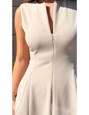 Vestido midi con tejido fluido y manga sisa. Cierre mediante cremallera invisible delantera.