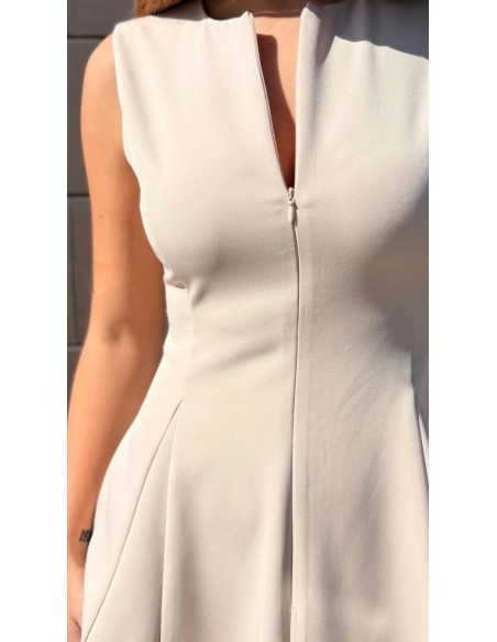 Vestido midi con tejido fluido y manga sisa. Cierre mediante cremallera invisible delantera.
