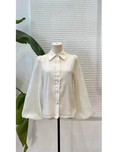 Camisa en gasa con botones y cuello camisero de manga larga abullonada. Forro interior.