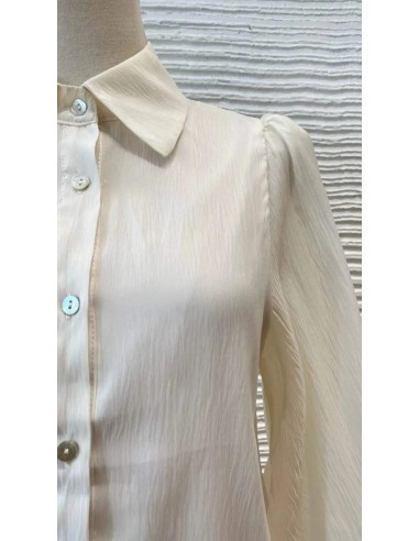 Camisa en gasa con botones y cuello camisero de manga larga abullonada. Forro interior.