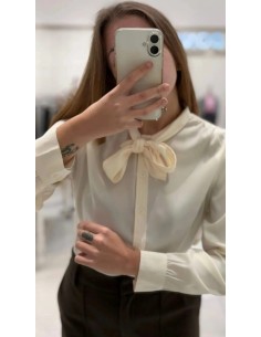 Camisa de botones con cuello corbatín de manga larga y tejido satinado.
