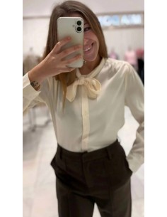 Camisa de botones con cuello corbatín de manga larga y tejido satinado. 2