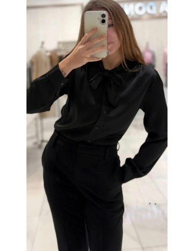 Camisa de botones con cuello corbatín de manga larga y tejido satinado.