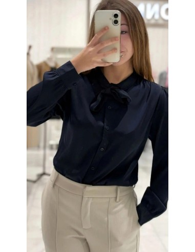 Camisa de botones con cuello corbatín de manga larga y tejido satinado.