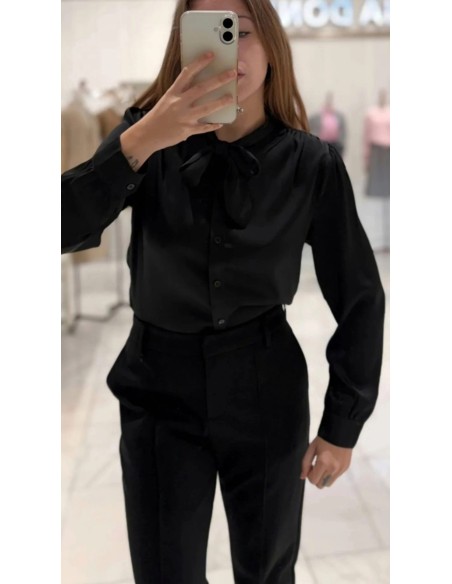 Camisa de botones con cuello corbatín de manga larga y tejido satinado.