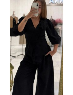 Conjunto de top ajustado con escote pico y maga abullonada detalle en pedrería y pantalón cropped con pinzas delanteras. 2