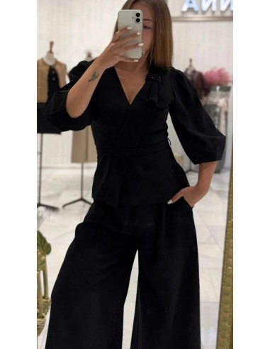 Conjunto de top ajustado con escote pico y maga abullonada detalle en pedrería y pantalón cropped con pinzas delanteras.