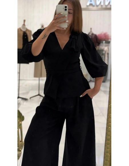 Conjunto de top ajustado con escote pico y maga abullonada detalle en pedrería y pantalón cropped con pinzas delanteras.