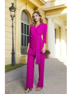 Conjunto de tejido fluido dos piezas con chaqueta cruzada y pantalón recto. Detalle de lazada con terminación flecos.