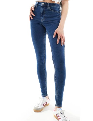 Jeans skinny fit de tiro alto con diseño de cinco bolsillos, cintura con trabillas, y cierre de botón y cremallera.