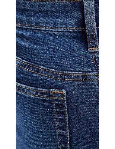 Jeans skinny fit de tiro alto con diseño de cinco bolsillos, cintura con trabillas, y cierre de botón y cremallera.