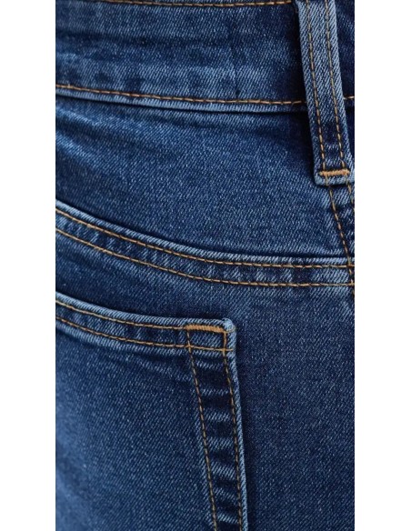 Jeans skinny fit de tiro alto con diseño de cinco bolsillos, cintura con trabillas, y cierre de botón y cremallera.
