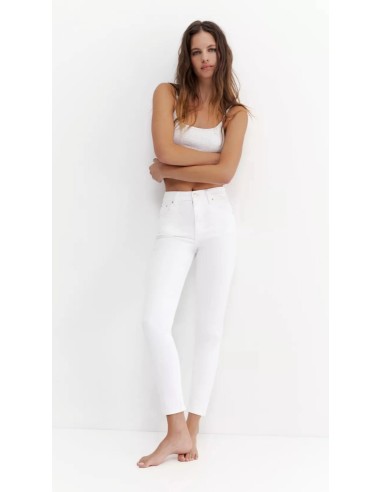Jeans skinny fit de tiro alto con diseño de cinco bolsillos, cintura con trabillas, y cierre de botón y cremallera.