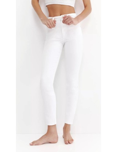 Jeans skinny fit de tiro alto con diseño de cinco bolsillos, cintura con trabillas, y cierre de botón y cremallera.