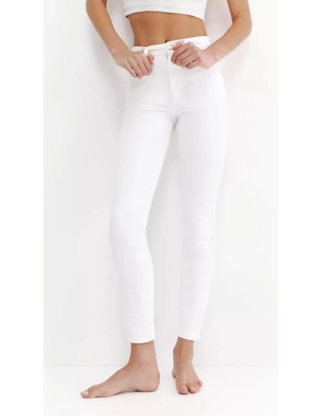 Jeans skinny fit de tiro alto con diseño de cinco bolsillos, cintura con trabillas, y cierre de botón y cremallera.