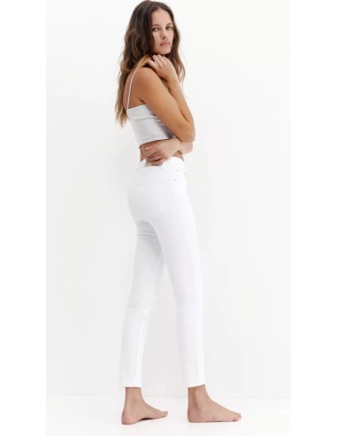 Jeans skinny fit de tiro alto con diseño de cinco bolsillos, cintura con trabillas, y cierre de botón y cremallera.