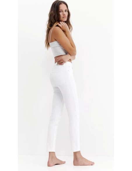 Jeans skinny fit de tiro alto con diseño de cinco bolsillos, cintura con trabillas, y cierre de botón y cremallera.