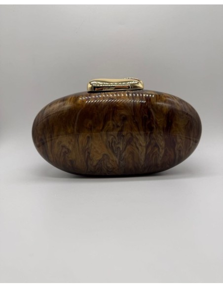 El clutch perfecto que realza todo tipo de vestidos, para añadir el toque mágico.