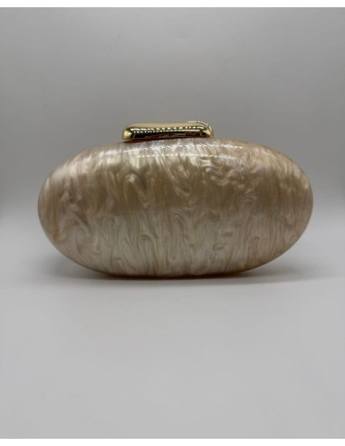El clutch perfecto que realza todo tipo de vestidos, para añadir el toque mágico.