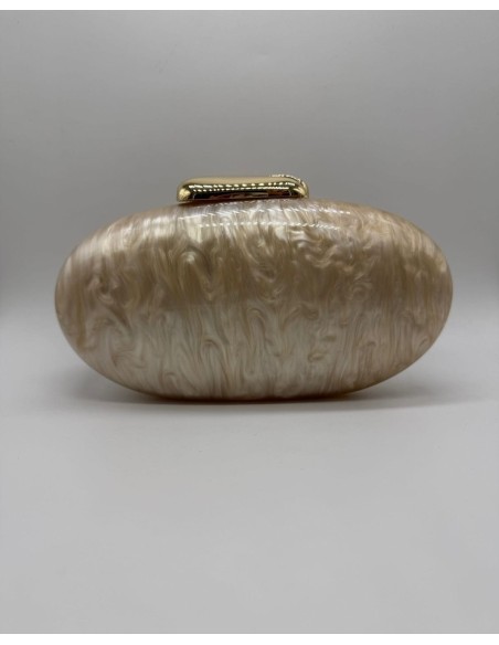 El clutch perfecto que realza todo tipo de vestidos, para añadir el toque mágico.