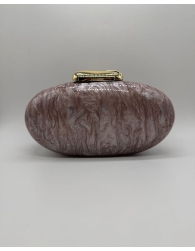 El clutch perfecto que realza todo tipo de vestidos, para añadir el toque mágico.