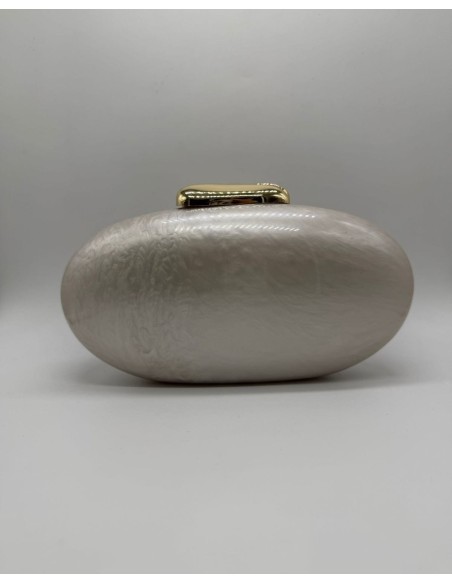 El clutch perfecto que realza todo tipo de vestidos, para añadir el toque mágico.